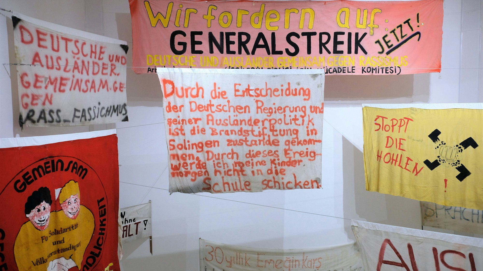 Ausstellung zum Brandanschlag in Solingen im Zentrum für verfolgte Künste.