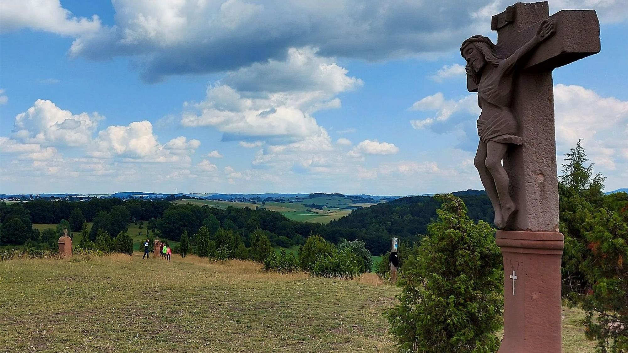 Der Kalvarienberg bei Alendorf mit dem Gipfelkreuz ist ein beliebtes Wanderziel in der Eifel.