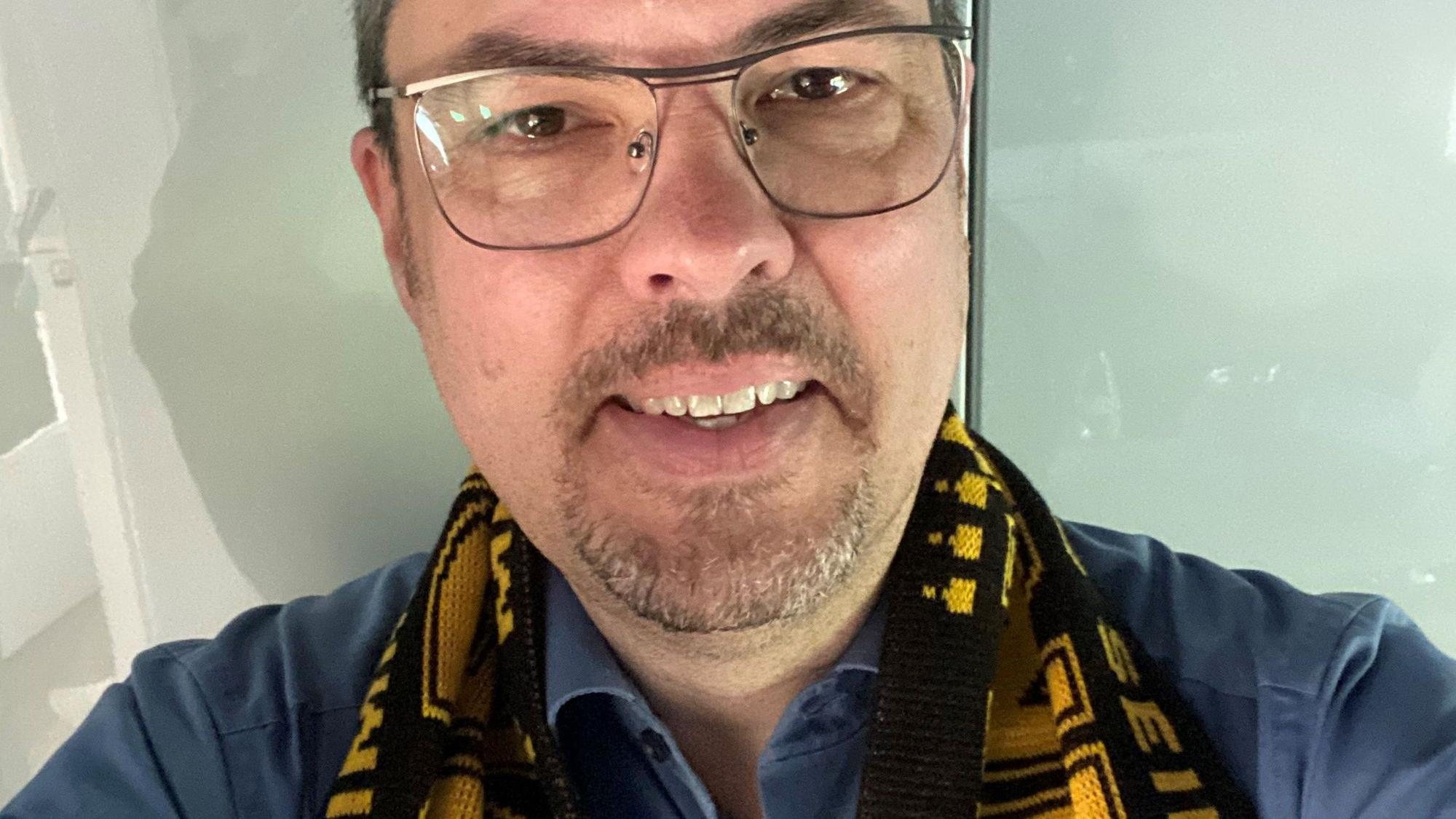 Bürgermeister Jörg Bukowski mit einem BVB-Fanschal.