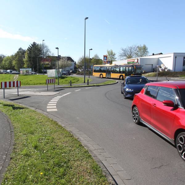 Es ist der Kreisverkehr an der Autobahnausfahrt Hennef Ost bei Lidl und Rewe zu sehen.
