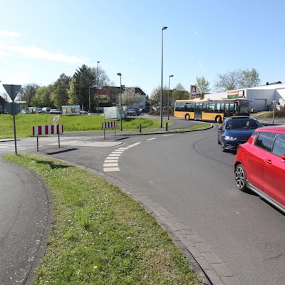 Es ist der Kreisverkehr an der Autobahnausfahrt Hennef Ost bei Lidl und Rewe zu sehen.