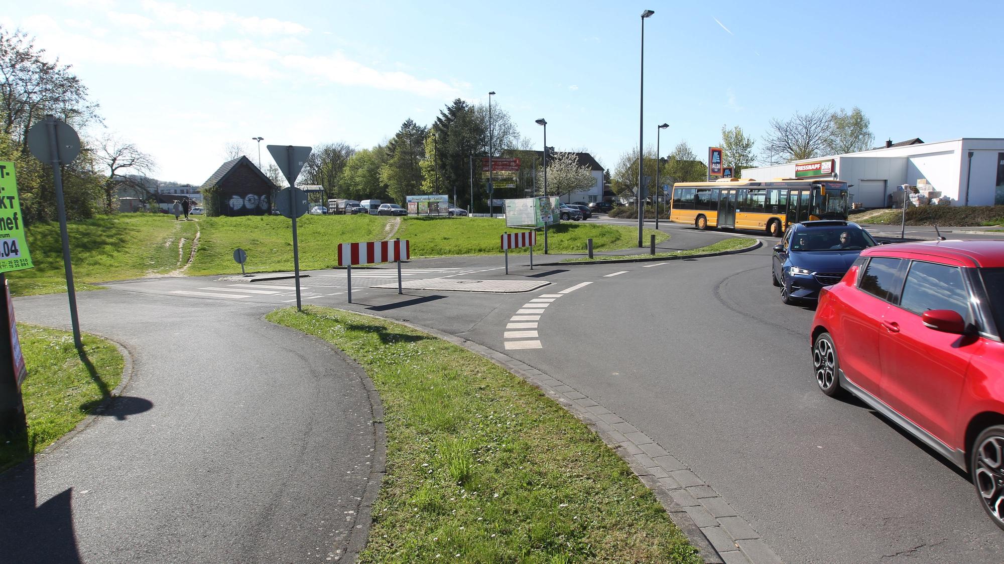 Stillstand seit Jahren: Die fehlende Bahnunterführung an der Bröltalstraße bleibt eine Aufgabe für die Zukunft. Archivfoto.