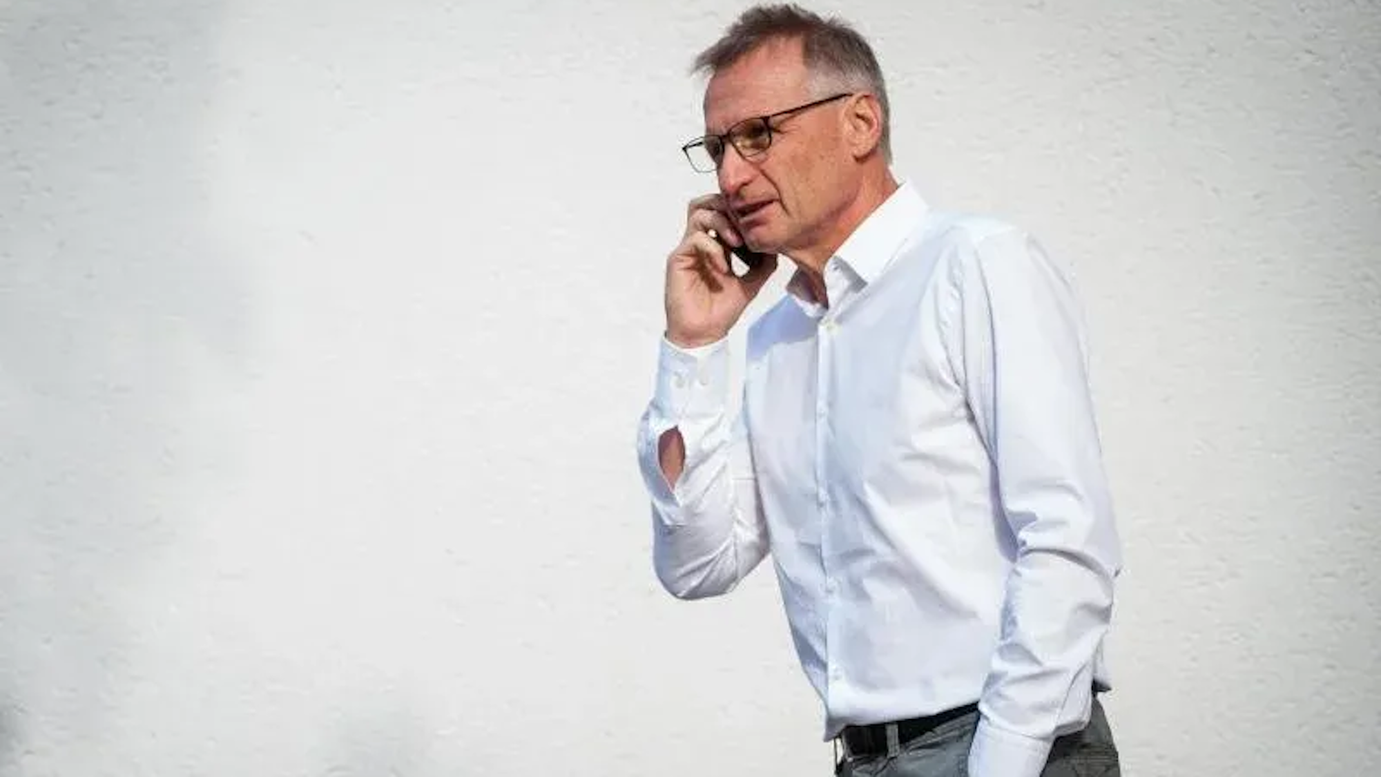 Das Foto zeigt Michael Reschke aus Frechen. Er führt ein Telefonat an seinem Handy.