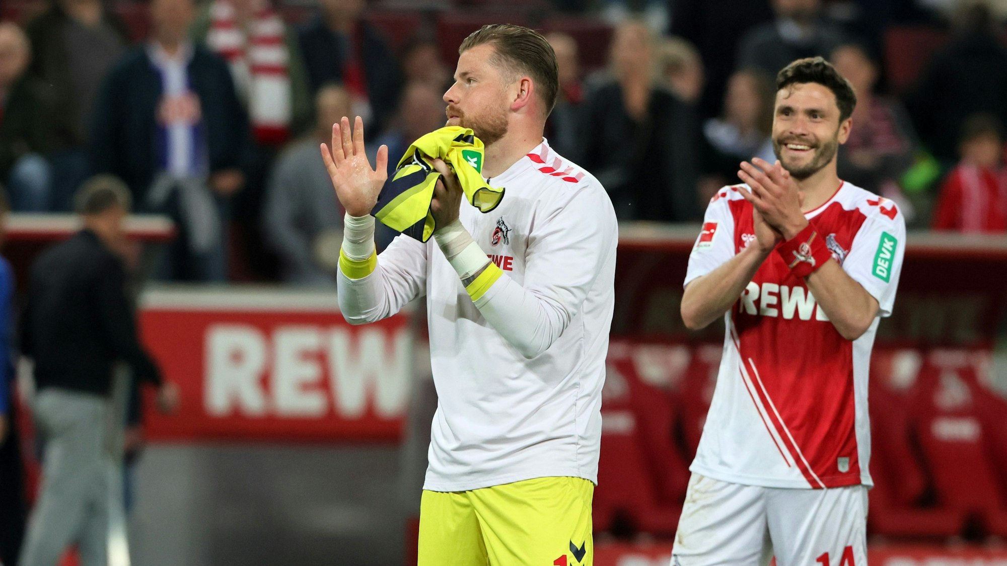 1.FC Köln vs. Hertha BSC Berlin, 32. Spieltag, 12.05.2023, 20.30 Uhr, Geburtstagsständchen für Timo Horn (1. FC Köln), rechts: Jonas Hector (1. FC Köln), Bild: Herbert Bucco