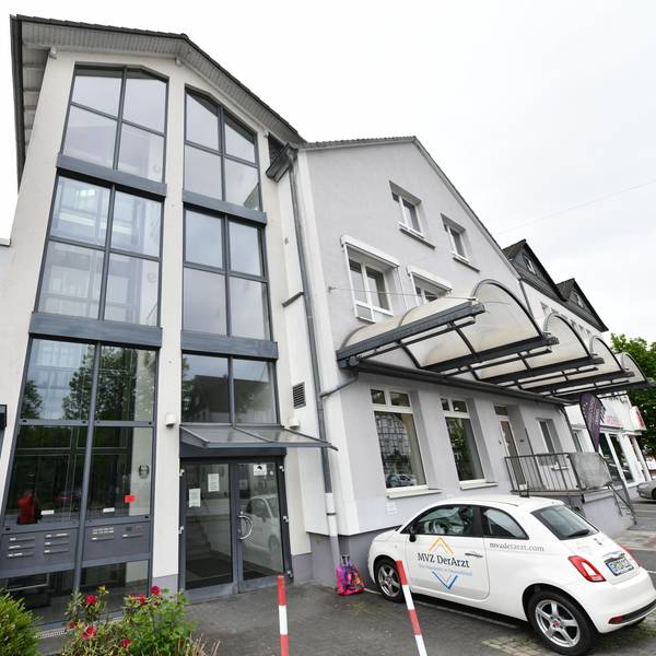 Das Ärztezentrum in Gummersbach-Derschlag in der Außenansicht.