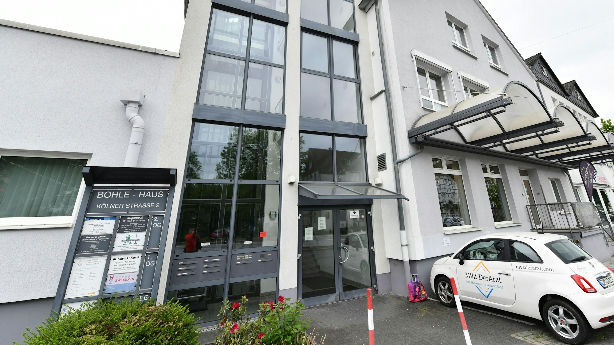 Das Ärztezentrum in Gummersbach-Derschlag in der Außenansicht.