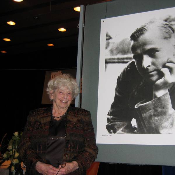 Anneliese Knoop-Graf, Schwester des von den Nazis ermordeten Willi Graf, vor einem Porträt ihres Bruders Willi Graf.