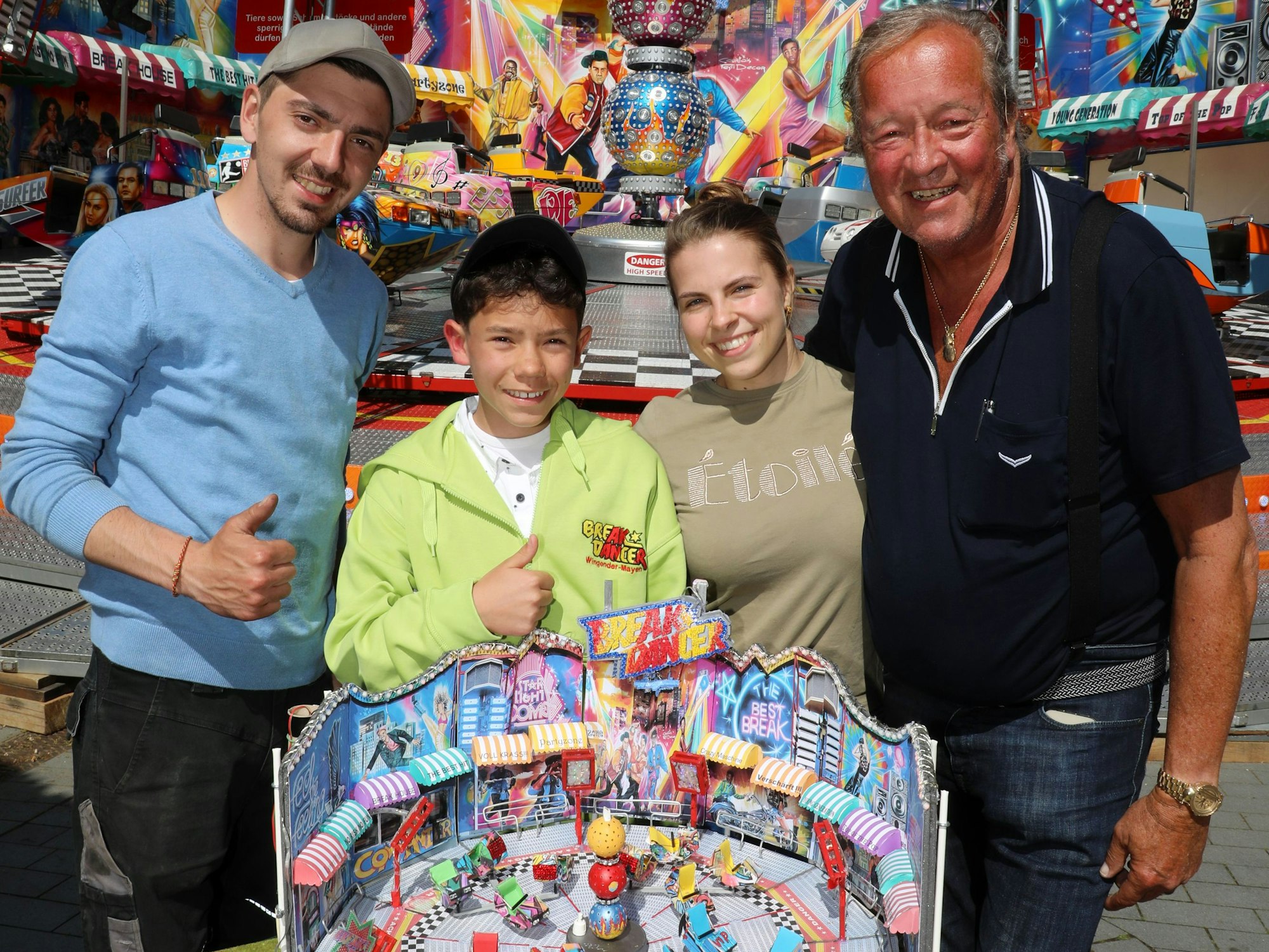 Kirmesbegeisterung pur: (v.l.) Mario Wingender jun., Maximilian, Romina Lorenz und Burkhardt Unrau
