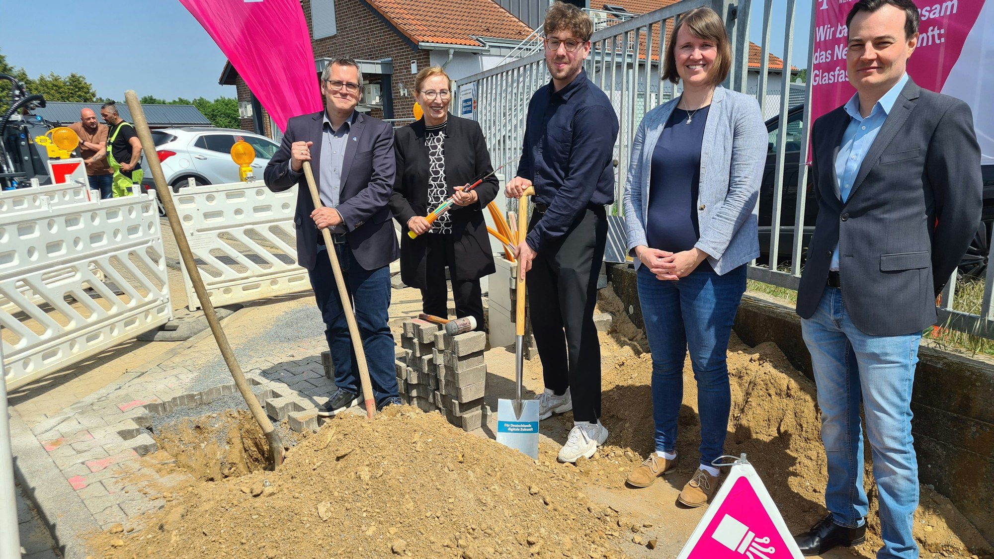 Auf dem Foto sind Bürgermeister Sascha Solbach, Ursula Schauf-Paschek von der Telekom, Christian Schiller von Atene Telekom, Sarah-Kristin Röder von der Stadtverwaltung und Christoph Parthe von der Telekom zu sehen. Sie begleiteten den Spatenstich.