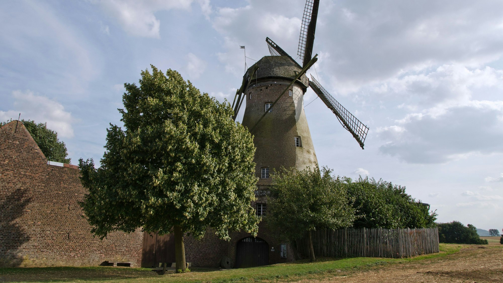 In Grottenherten, hier das Wahrzeichen des Ortes, die Windmühle, werden bald Straßen gesperrt.