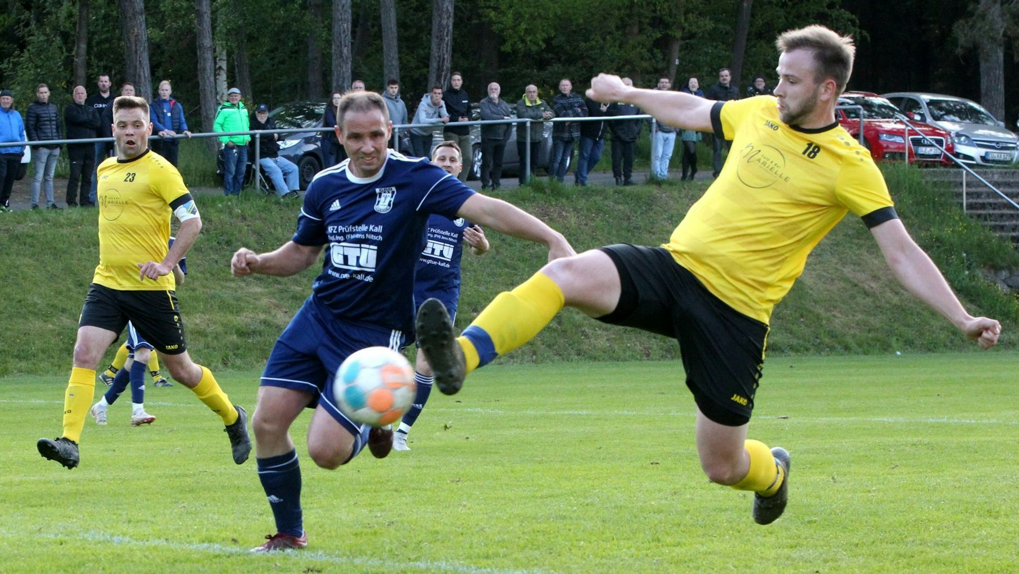 Mathias Diederichs im Zweikampf mit Christian Henk.