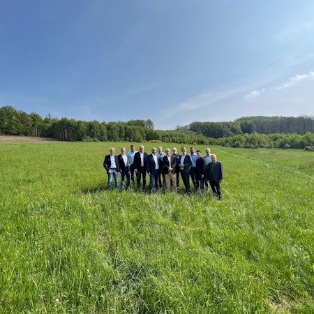 Auf dieser Wiese soll die Klimaschutzsiedlung mit 36 Einfamilienhäusern entstehen. Der Quadratmeterpreis liegt bei 260 Euro.