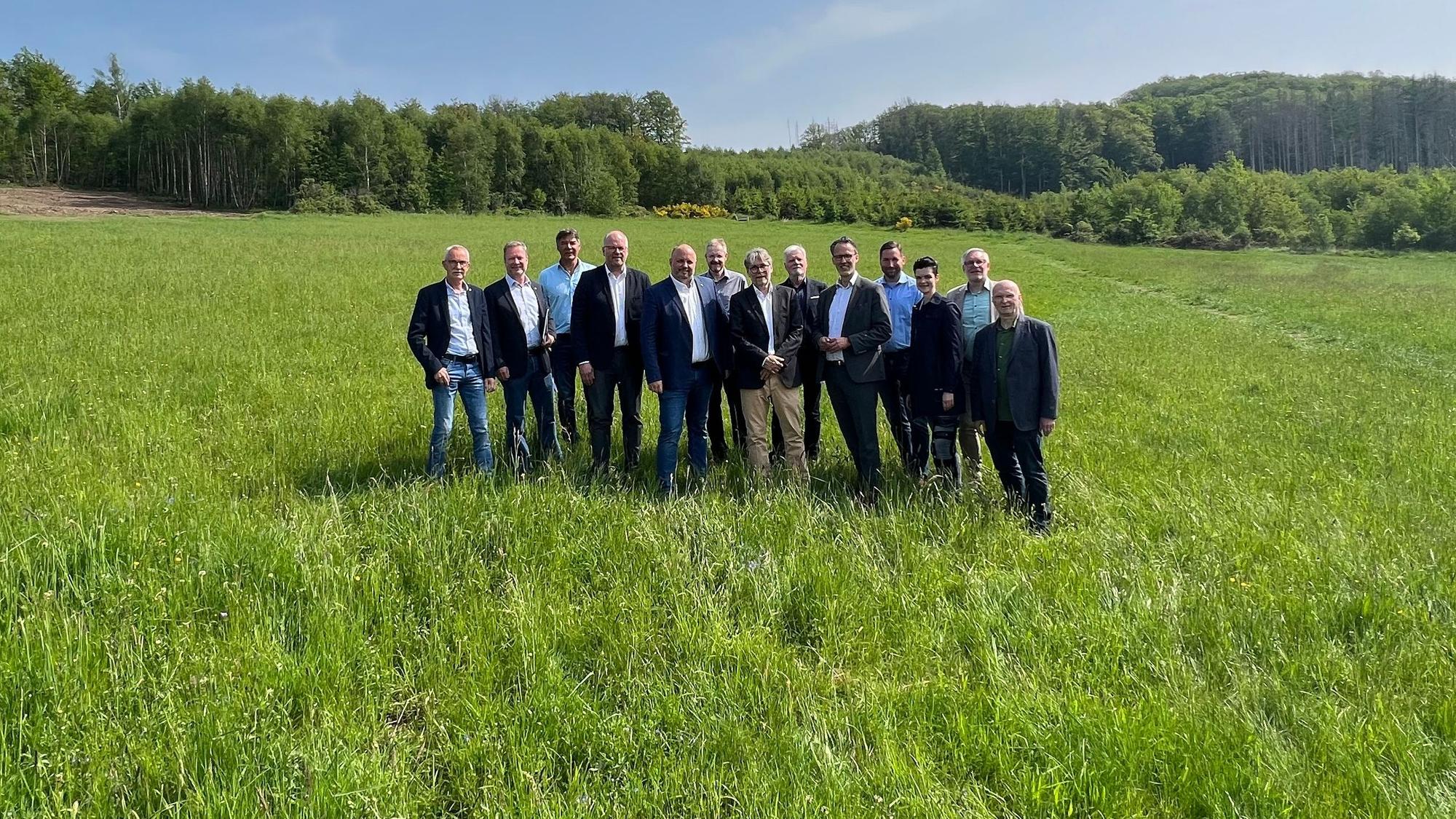 Auf dieser Wiese soll die Klimaschutzsiedlung mit 36 Einfamilienhäusern entstehen. Der Quadratmeterpreis liegt bei 260 Euro.