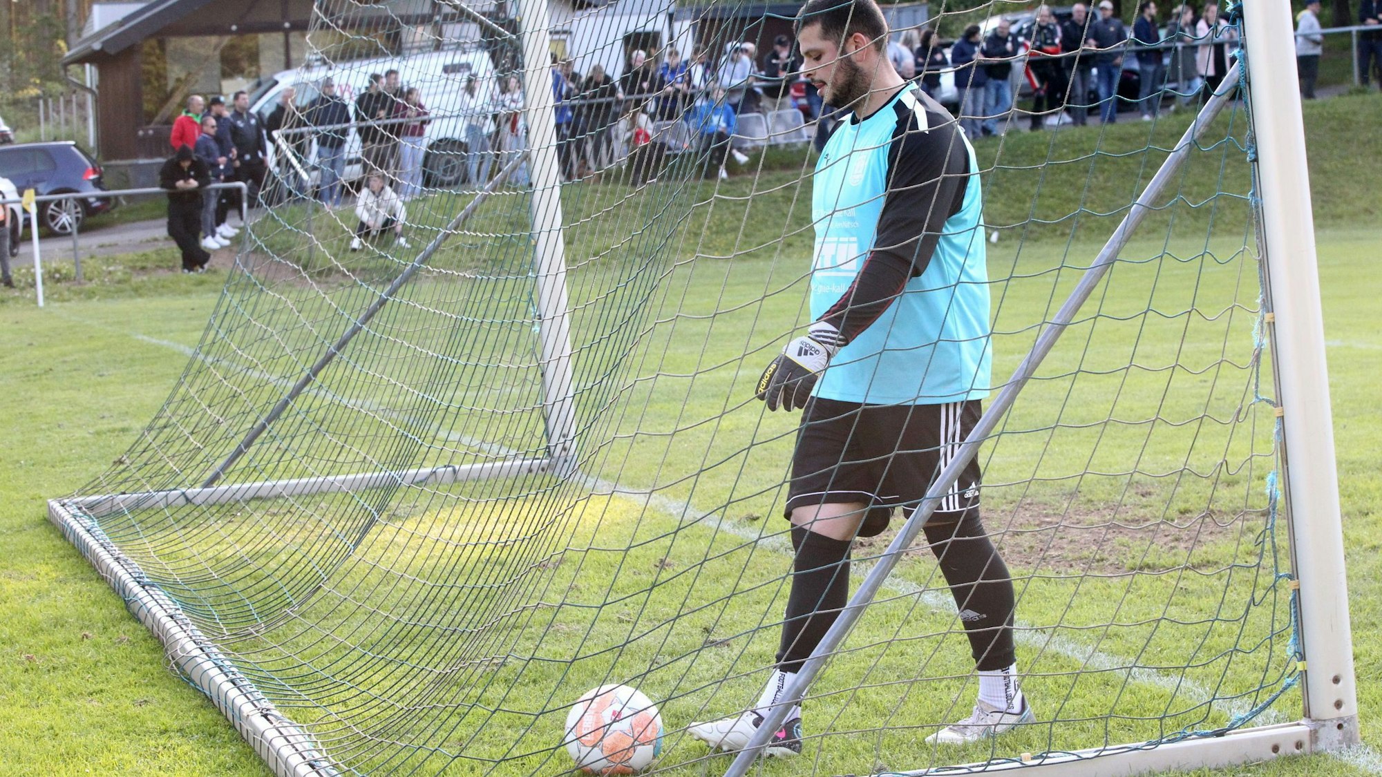 Golbachs Torwart Nico Pütz holt den Ball aus dem Tornetz.