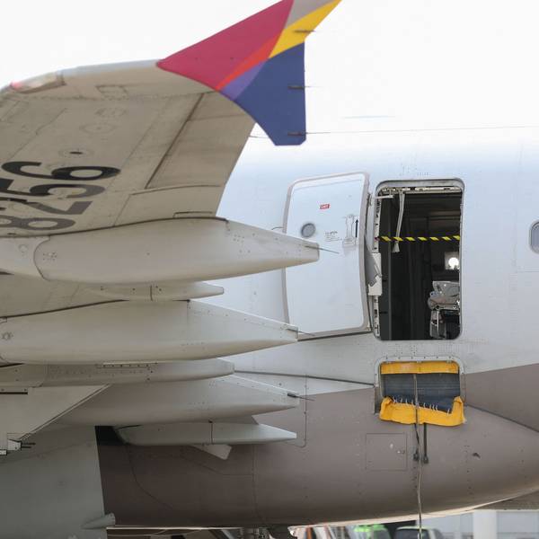 Eine Notfalltür steht bei einem AirbusA321-200 offen.