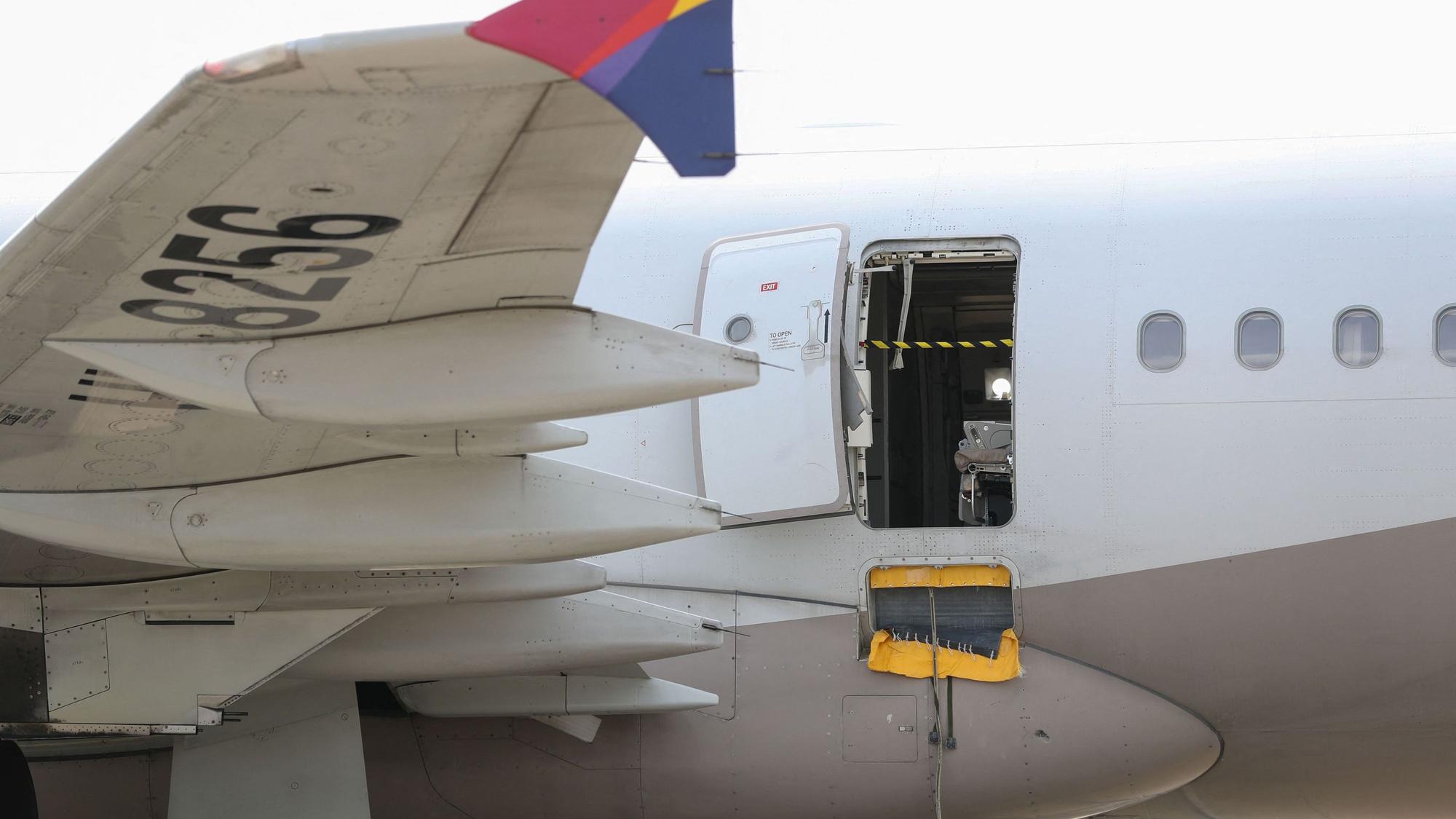 Eine Notfalltür steht bei einem AirbusA321-200 offen.