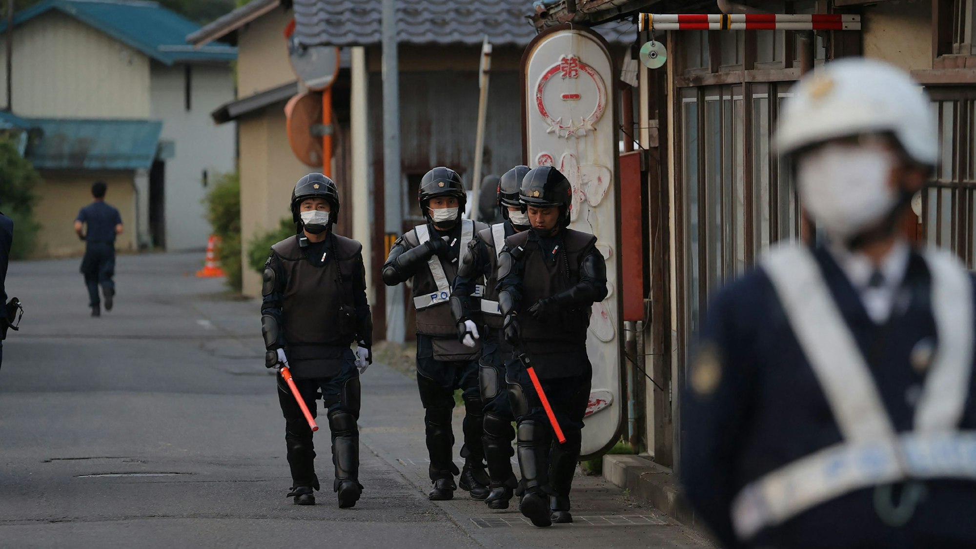 Polizisten stehen in der Nähe des Gebäudes in Nakano, in dem sich der Verdächtige verschanzt hatte.