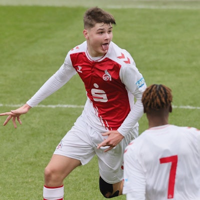 Der Kölner Nachwuchsspieler Jaka Cuber Potocnik jubelt über sein Tor.