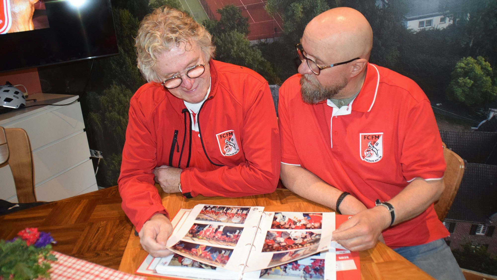 Fußball-Fründe unter sich. Ehrenmitglied Uwe Heinbach (links) und Frank Kretschmer schwelgen in Erinnerungen.