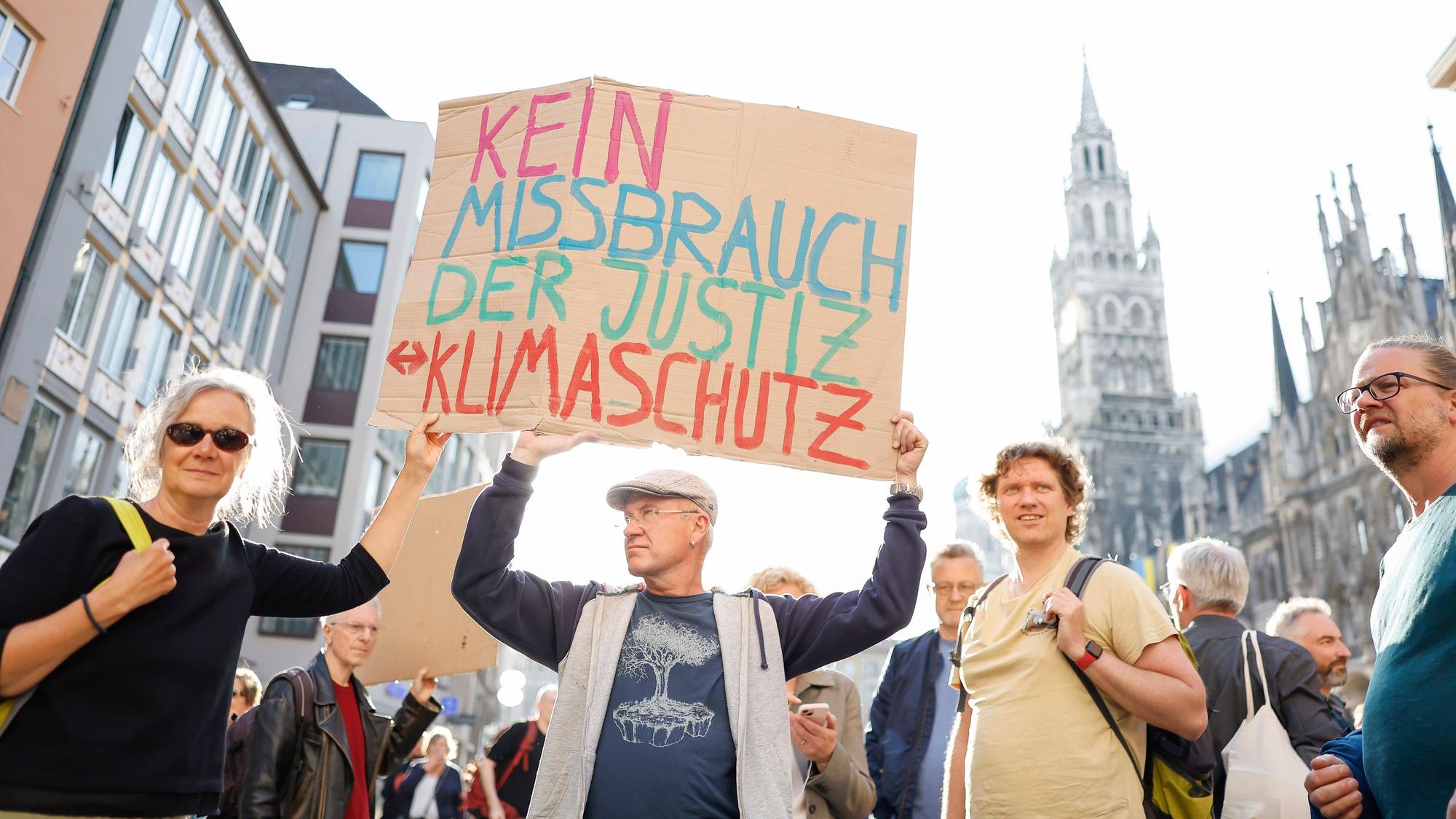 Ein Protestmarsch der Letzten Generation und anderer Klimaschützer nach der Razzia gegen Mitglieder der Klimagruppe in München.
