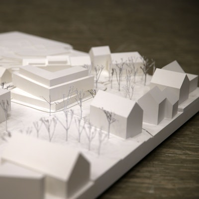 Mit einem Modell hatte die Stadtverwaltung die Dimensionen des Neubauentwurfs veranschaulicht.