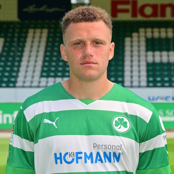 Das offizielle Porträt des Fußballers Oliver Fobassam Nawe. Er schaut direkt in die Kamera.