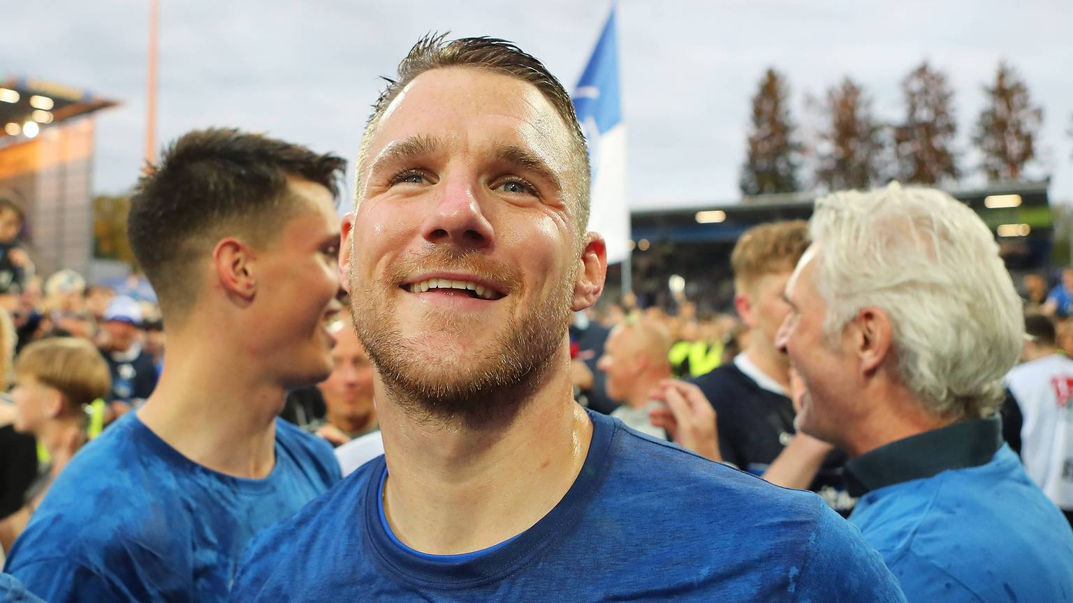 19.05.2023, xtvx, Fussball 2.Bundesliga, SV Darmstadt 98 - 1.FC Magdeburg emspor, emonline, v.l. nach dem Spiel, after the match Jubel Torwart Marcel Schuhen SV Darmstadt 98 DFL/DFB REGULATIONS PROHIBIT ANY USE OF PHOTOGRAPHS as IMAGE SEQUENCES and/or QUASI-VIDEO Darmstadt *** 19 05 2023, xtvx, football 2 Bundesliga, SV Darmstadt 98 1 FC Magdeburg emspor, emonline, v l after the match, after the match cheering goalkeeper Marcel Schuhen SV Darmstadt 98 DFL DFB REGULATES PROHIBIT ANY USE OF PHOTOGRAPHS as IMAGE SEQUENCES and or QUASI VIDEO Darmstadt