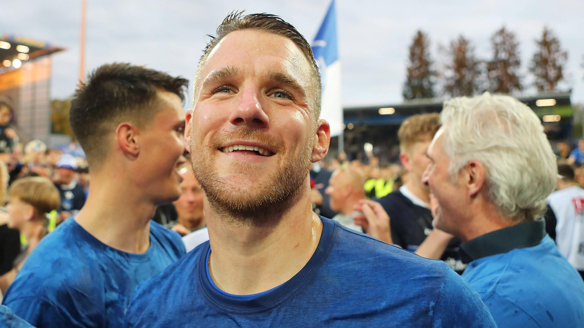 19.05.2023, xtvx, Fussball 2.Bundesliga, SV Darmstadt 98 - 1.FC Magdeburg emspor, emonline, v.l. nach dem Spiel, after the match Jubel Torwart Marcel Schuhen SV Darmstadt 98 DFL/DFB REGULATIONS PROHIBIT ANY USE OF PHOTOGRAPHS as IMAGE SEQUENCES and/or QUASI-VIDEO Darmstadt *** 19 05 2023, xtvx, football 2 Bundesliga, SV Darmstadt 98 1 FC Magdeburg emspor, emonline, v l after the match, after the match cheering goalkeeper Marcel Schuhen SV Darmstadt 98 DFL DFB REGULATES PROHIBIT ANY USE OF PHOTOGRAPHS as IMAGE SEQUENCES and or QUASI VIDEO Darmstadt