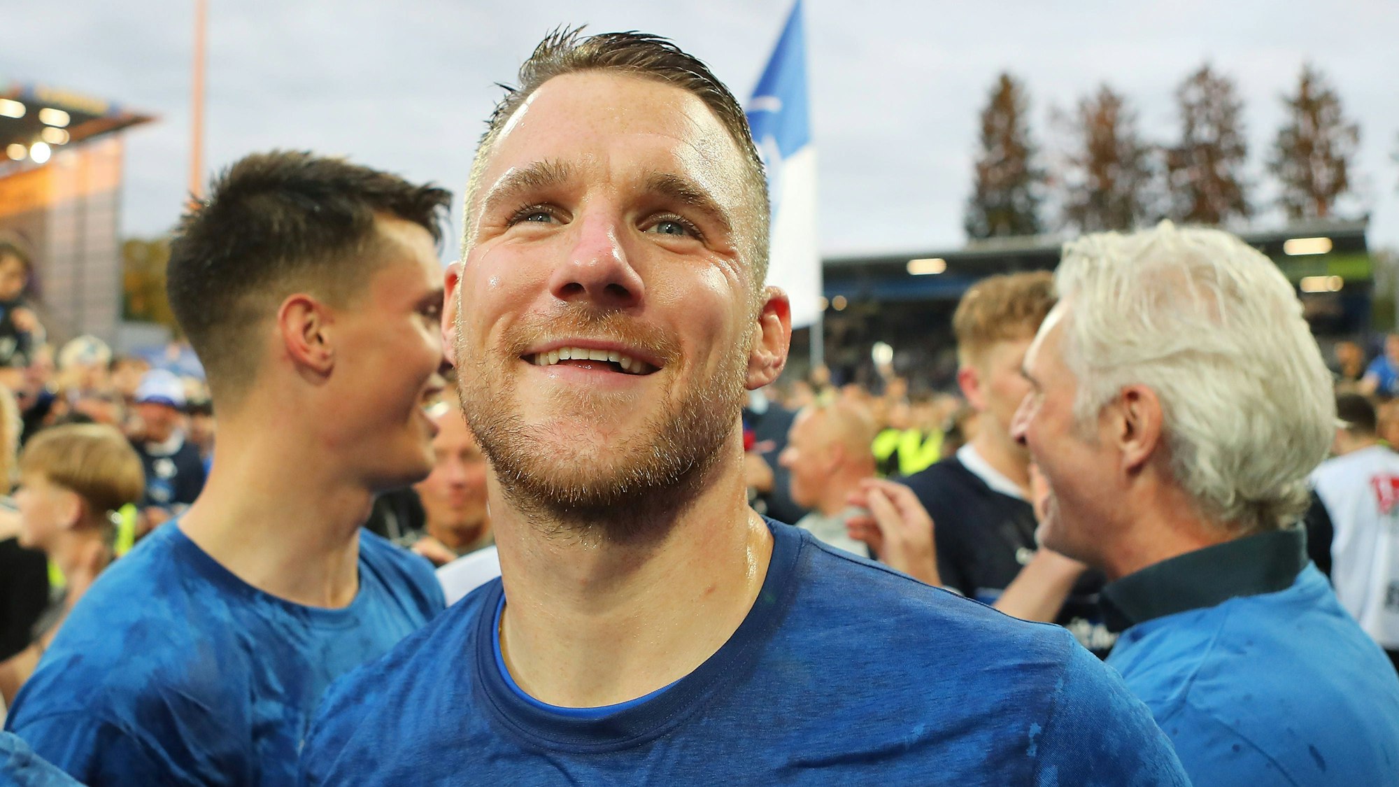 19.05.2023, xtvx, Fussball 2.Bundesliga, SV Darmstadt 98 - 1.FC Magdeburg emspor, emonline, v.l. nach dem Spiel, after the match Jubel Torwart Marcel Schuhen SV Darmstadt 98 DFL/DFB REGULATIONS PROHIBIT ANY USE OF PHOTOGRAPHS as IMAGE SEQUENCES and/or QUASI-VIDEO Darmstadt *** 19 05 2023, xtvx, football 2 Bundesliga, SV Darmstadt 98 1 FC Magdeburg emspor, emonline, v l after the match, after the match cheering goalkeeper Marcel Schuhen SV Darmstadt 98 DFL DFB REGULATES PROHIBIT ANY USE OF PHOTOGRAPHS as IMAGE SEQUENCES and or QUASI VIDEO Darmstadt