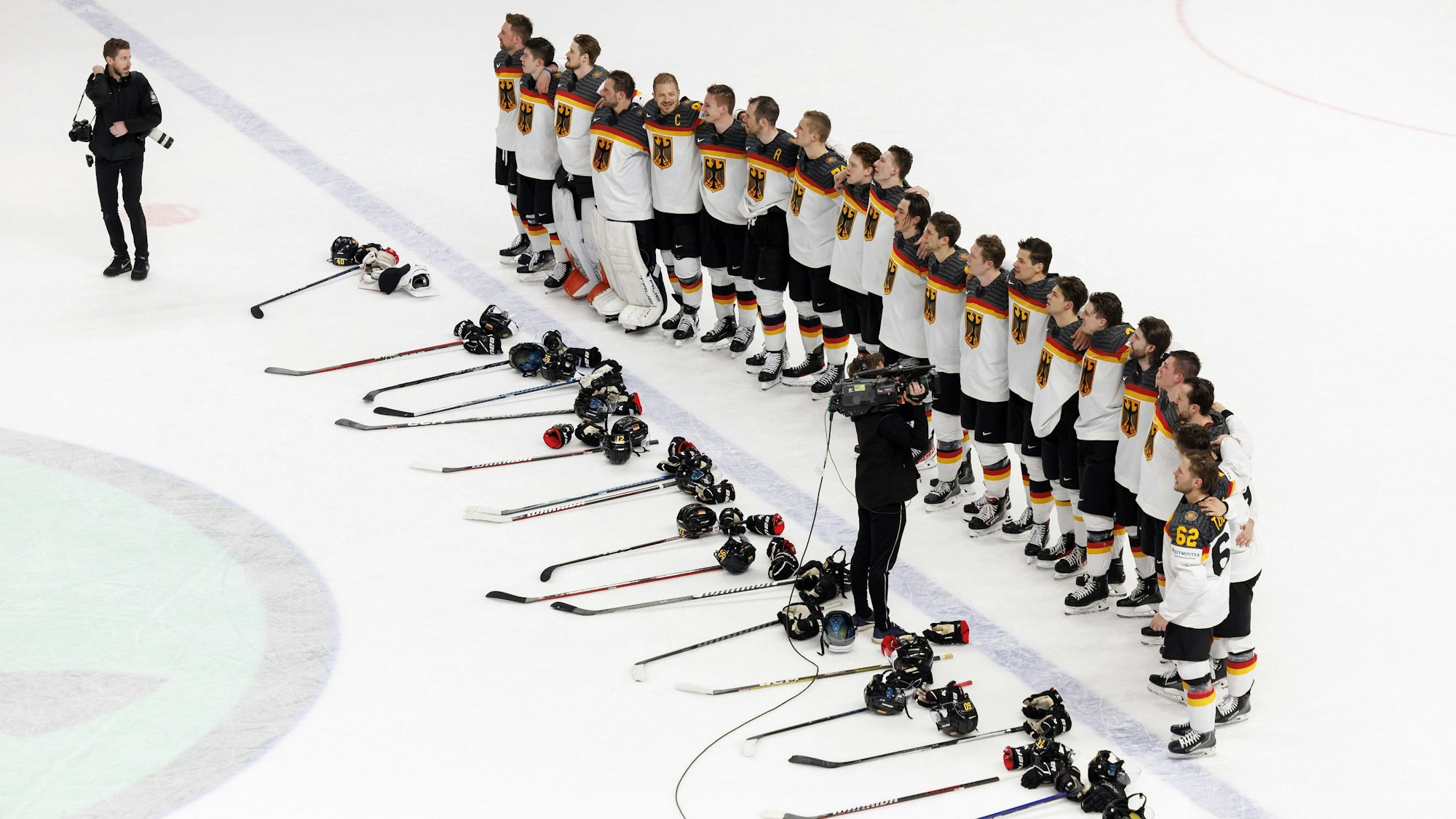 Die Spieler der deutschen Mannschaft hören nach ihrem Sieg bei der WM in Lettland die deutsche Hymne. 2027 wird die Eishockey-Wm in Deutschland stattfinden. (Symbolbild)