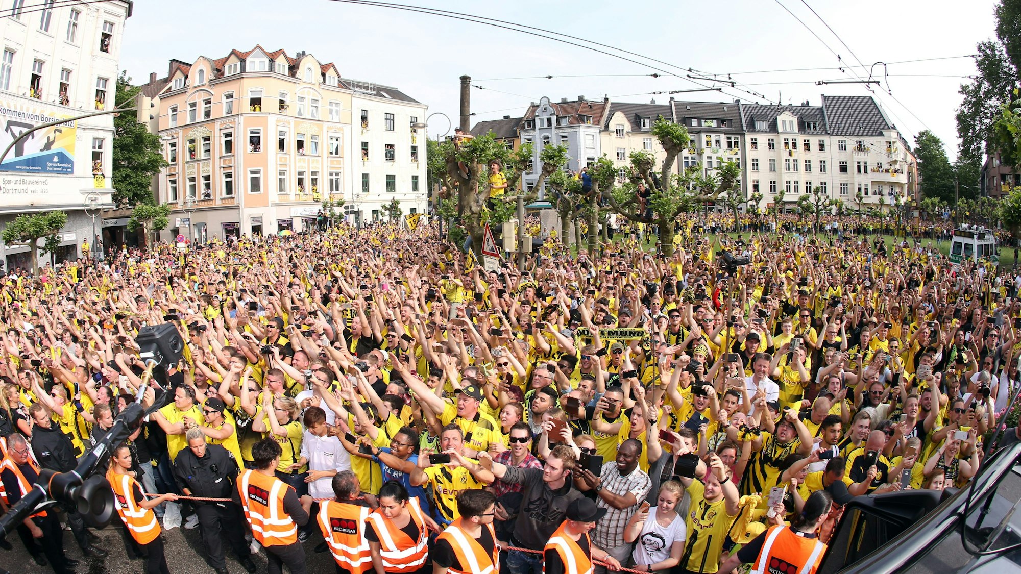 Fans feiern den BVB auf dem Borsigplatz in Dortmund.