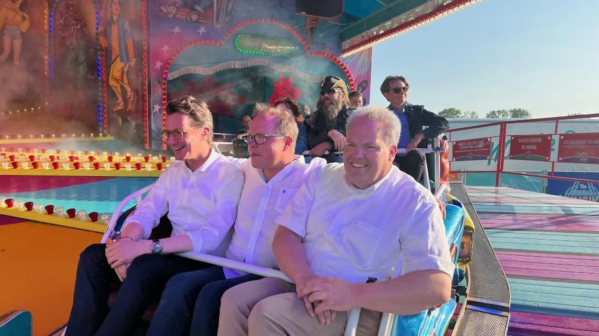 Kirmes an der Rheinpromenade in Niederkassel-Mondorf. Zu Gast ist Ministerpräsident Hendrik Wüst.