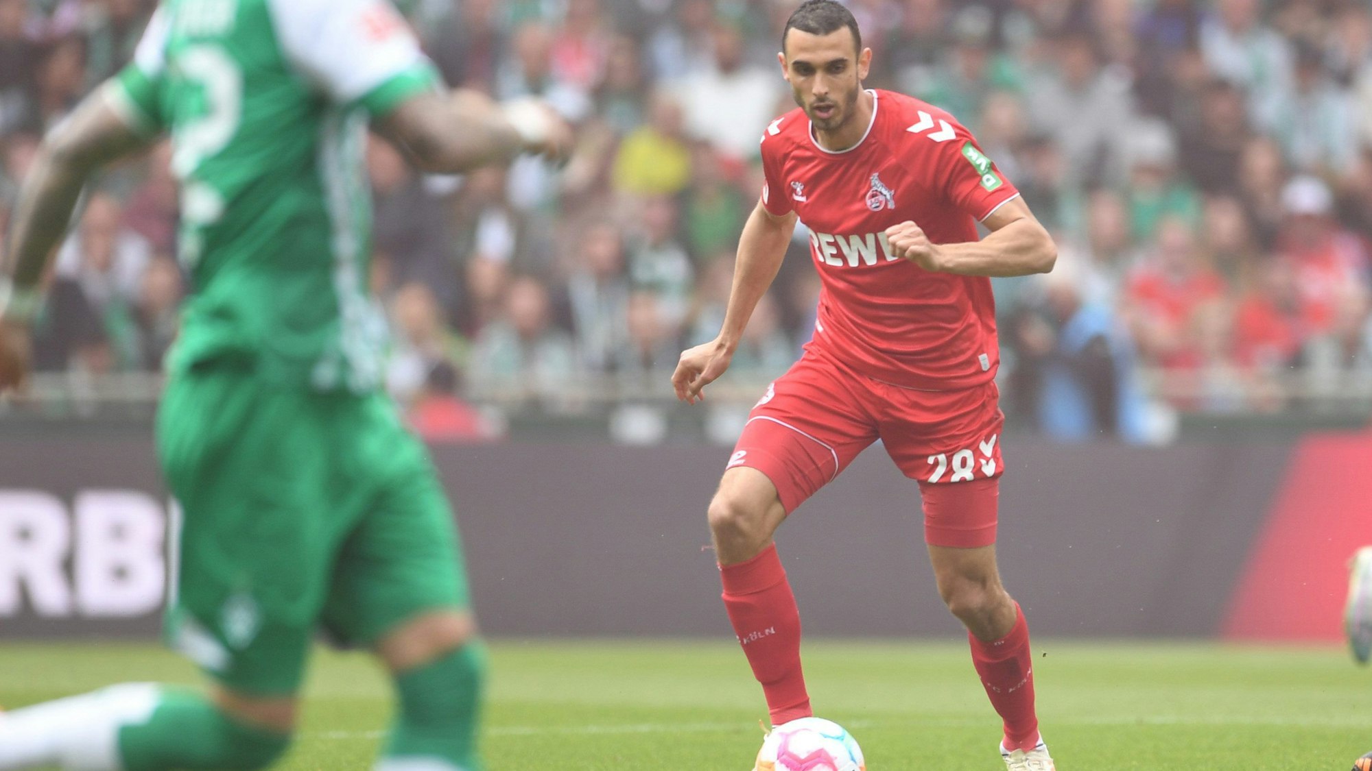 20.05.2023, Bremen: Fußball: Bundesliga, Werder Bremen - 1. FC Köln, 33. Spieltag, wohninvest Weserstadion. Kölns Ellyes Skhiri am Ball. Foto: Carmen Jaspersen/dpa - WICHTIGER HINWEIS: Gemäß den Vorgaben der DFL Deutsche Fußball Liga bzw. des DFB Deutscher Fußball-Bund ist es untersagt, in dem Stadion und/oder vom Spiel angefertigte Fotoaufnahmen in Form von Sequenzbildern und/oder videoähnlichen Fotostrecken zu verwerten bzw. verwerten zu lassen. +++ dpa-Bildfunk +++