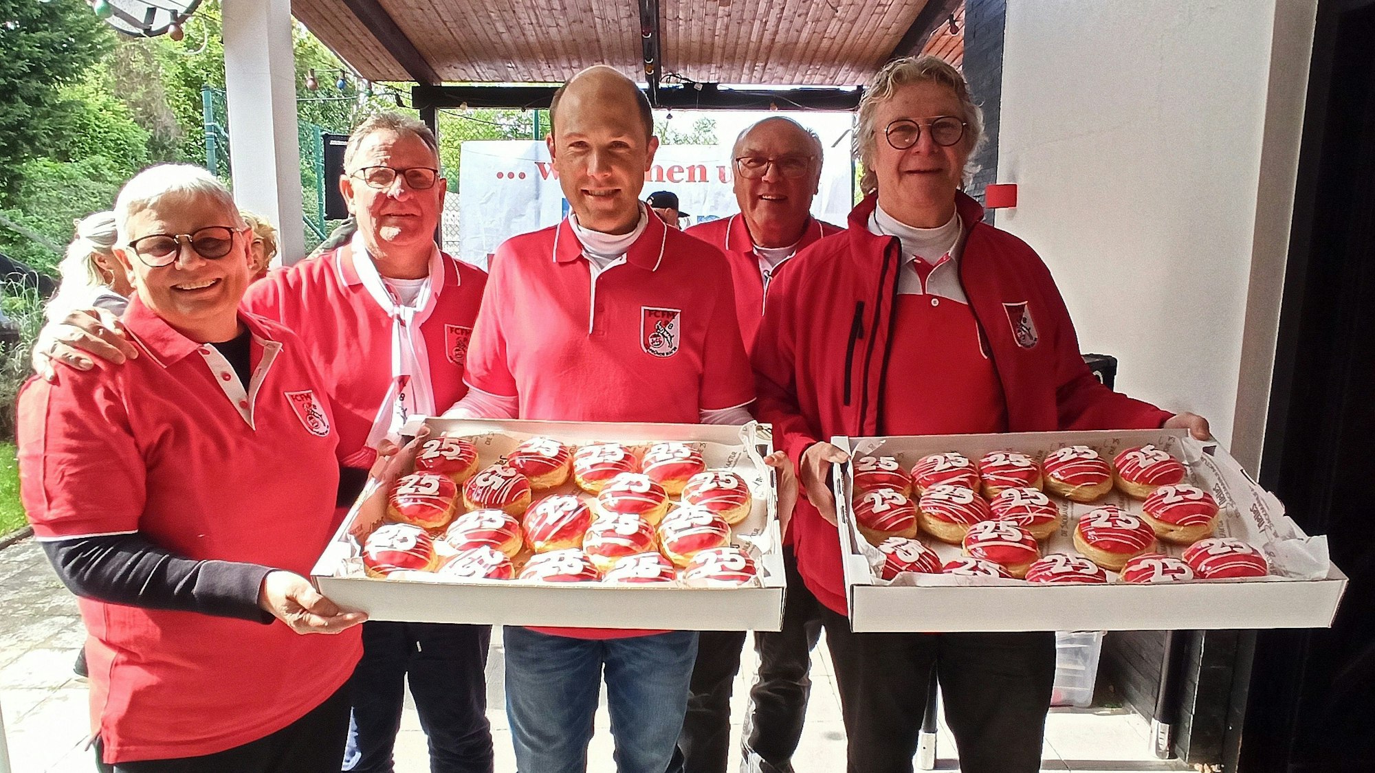 Ein Fußball-Traum in Ruut un Wiess: Die FC Fründe Mai '98 feiern ihr 25-jähriges Vereinsjubiläum. Im Bild: Vize-Bürgermeisterin und FC-Fan Gabriele Kretschmer, der Ehrenvorsitzende Peter Mandt, der amtierende Vorsitzende Achim Raschke, Schrifführer Wolfgang Raschke und Ehrenmitglied Uwe Heinbach.