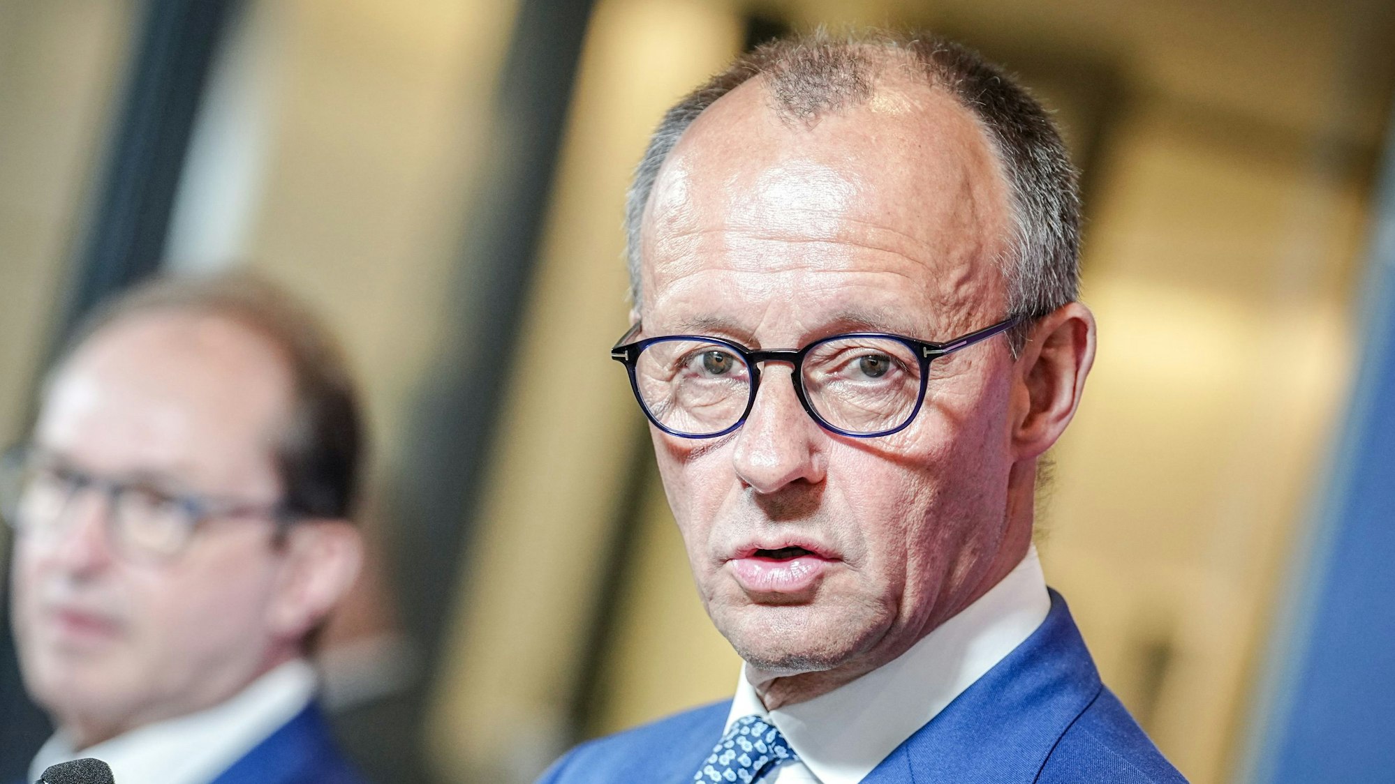 Friedrich Merz, CDU-Bundesvorsitzender, spricht auf einer Pressekonferenz gemeinsam mit CSU-Fraktionsführer Alexander Dobrindt.