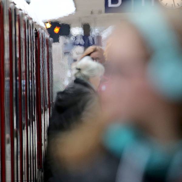 Fahrgäste steigen an einem Bahnhof aus einer S-Bahn (Symbolfoto).