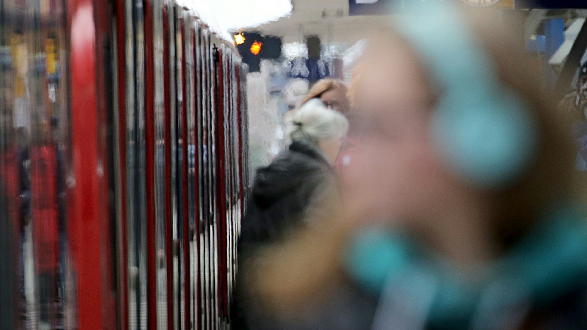 Fahrgäste steigen im Hauptbahnhof aus einer S-Bahn.