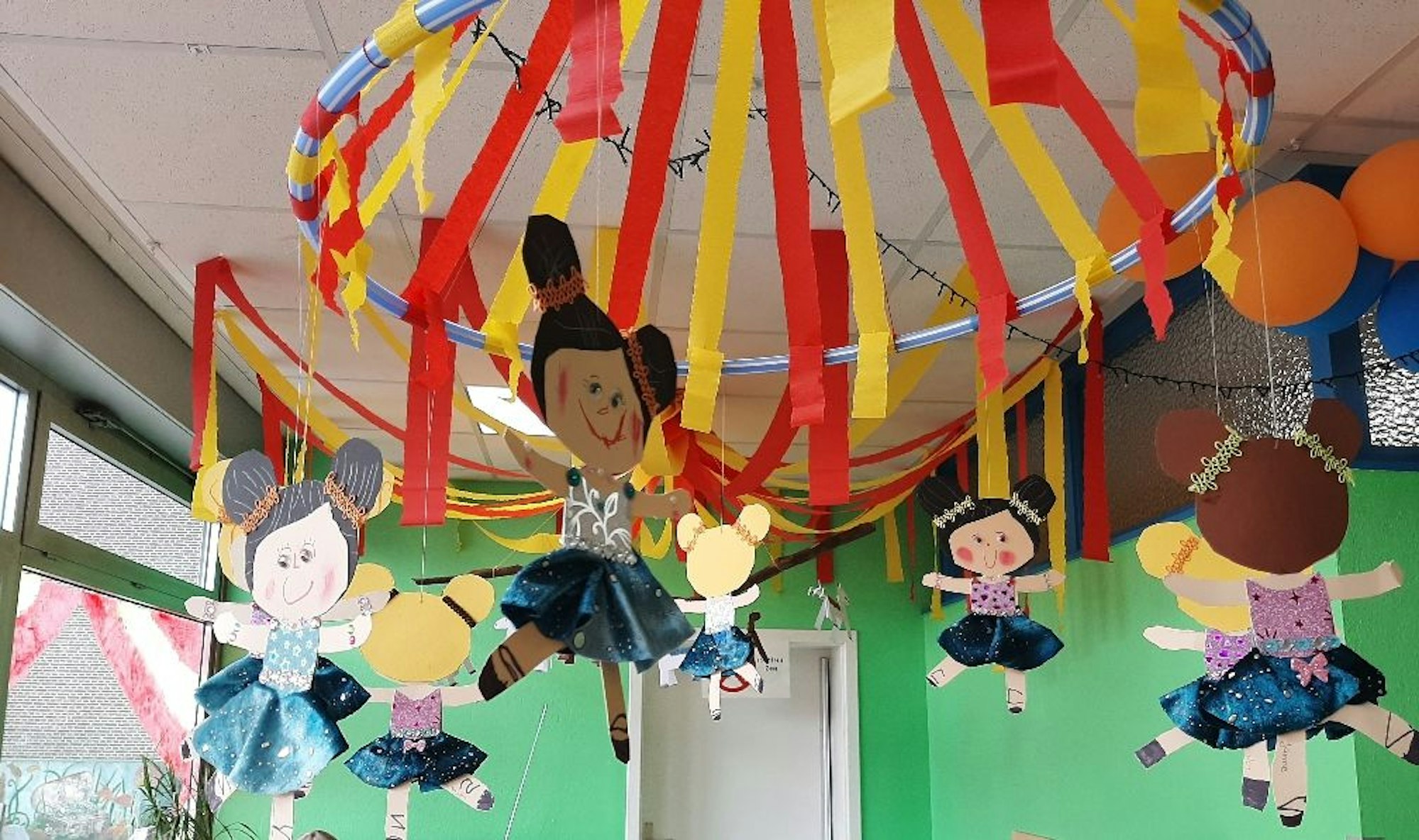 Das Foto zeigt ein selbstgebasteltes Mobilee in einer Kita.