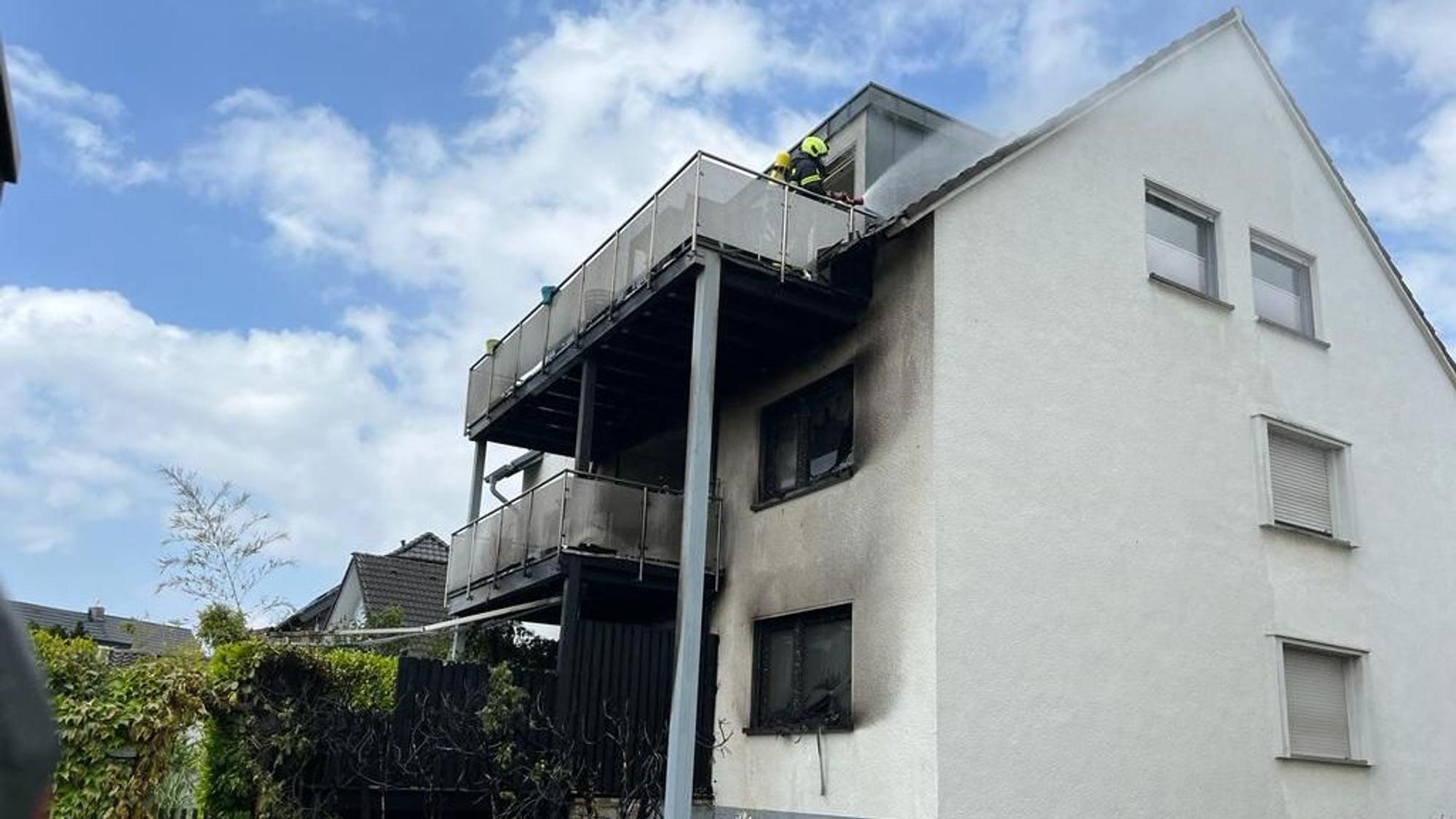 Feuerwehrleute löschen den Brand eines Wohnhauses.