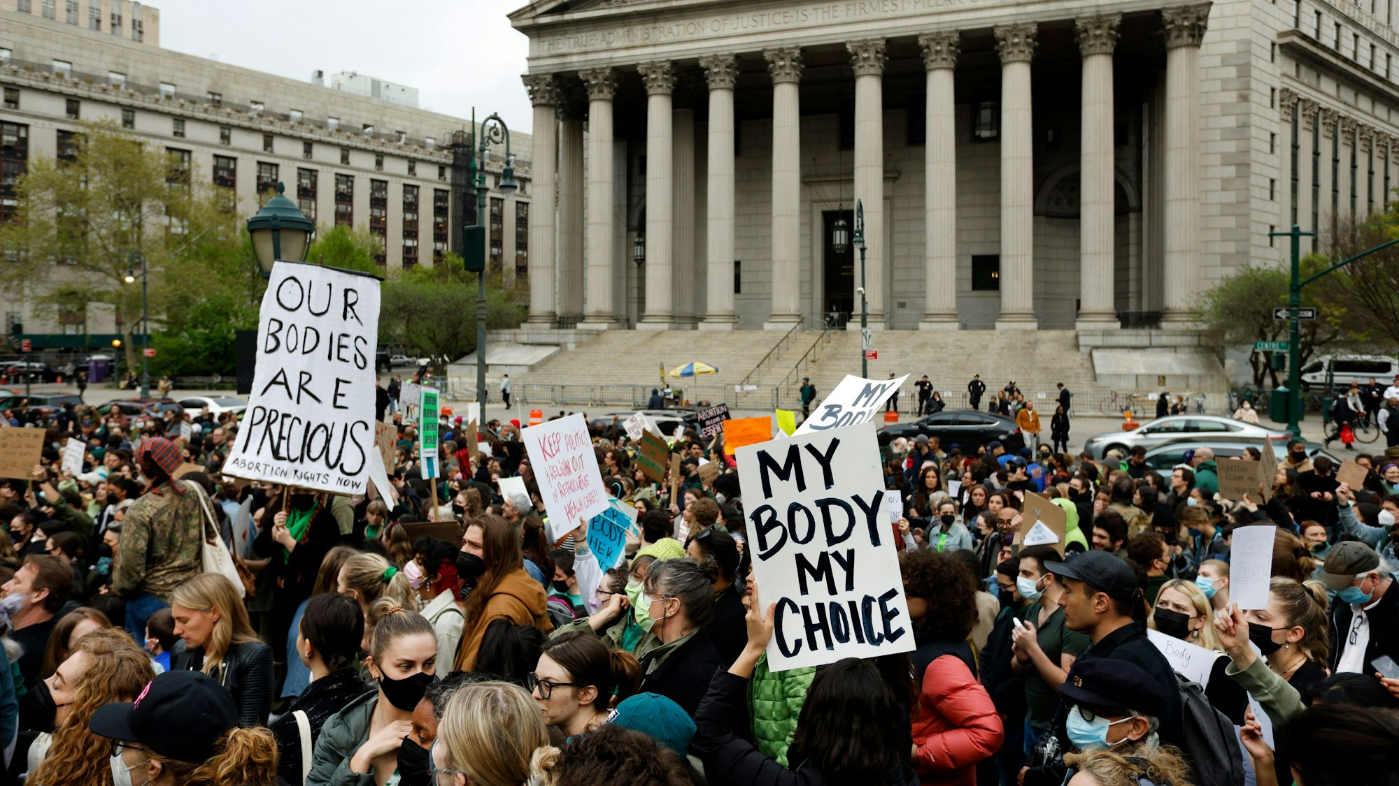 Menschen demonstrieren auf dem Foley Square für das Recht auf Abtreibung.