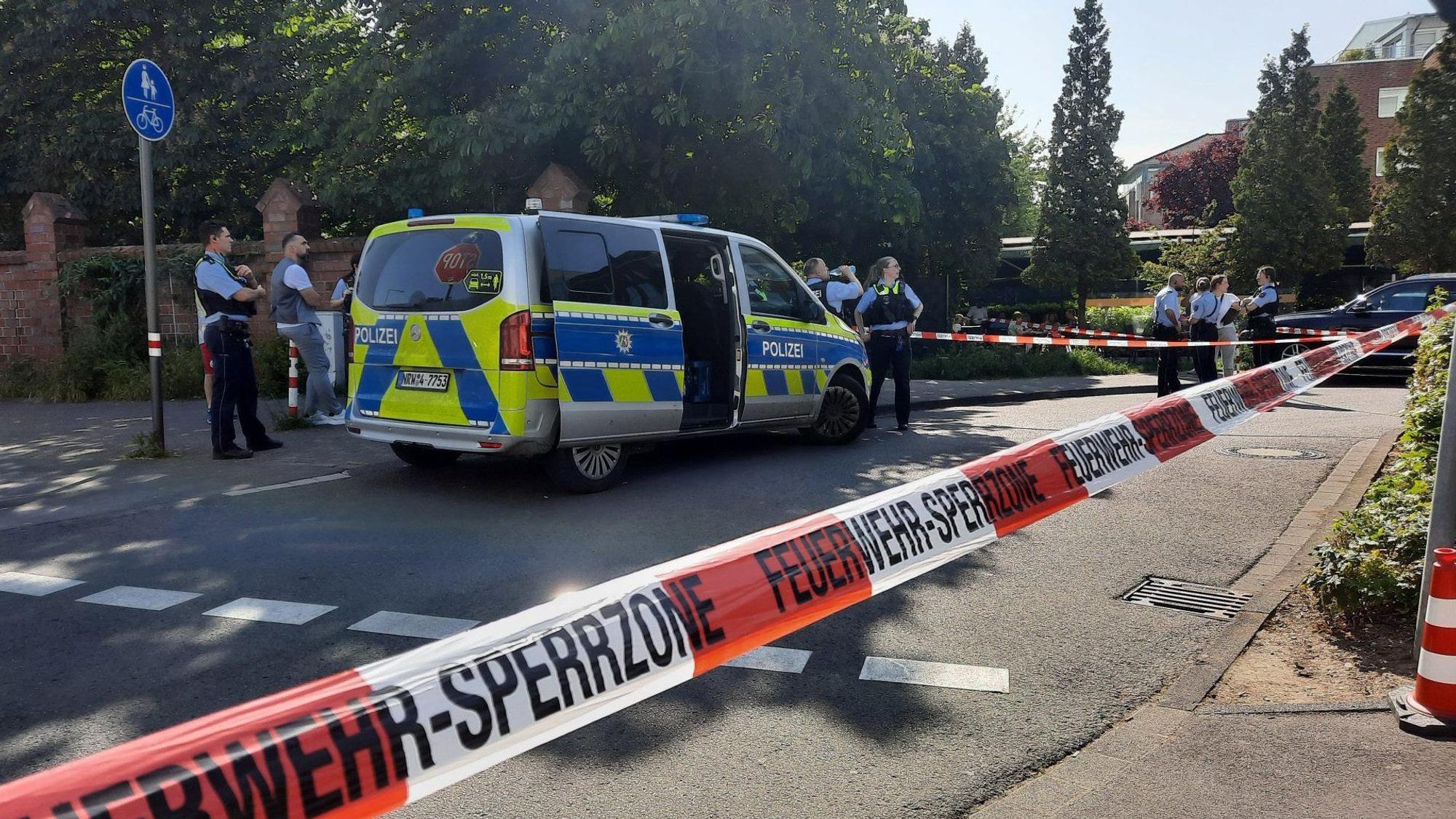 27.05.2023, Nordrhein-Westfalen, Köln-Mülheim: Polizei steht an einem abgesperrten Bereich.