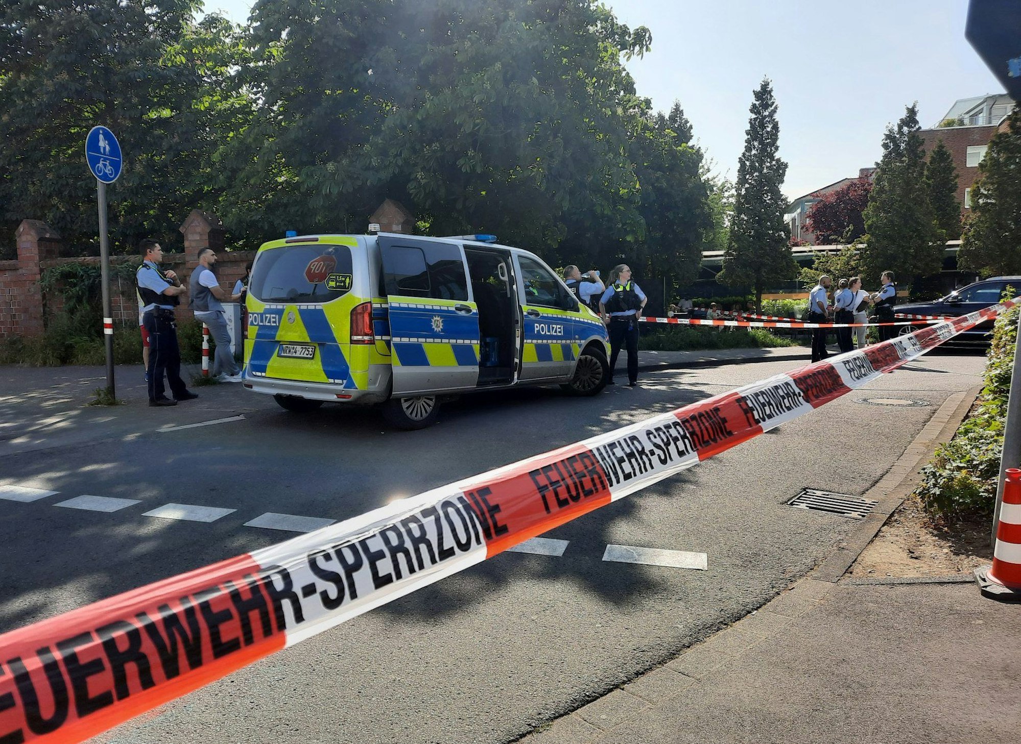27.05.2023, Nordrhein-Westfalen, Köln-Mülheim: Polizei steht an einem abgesperrten Bereich.
