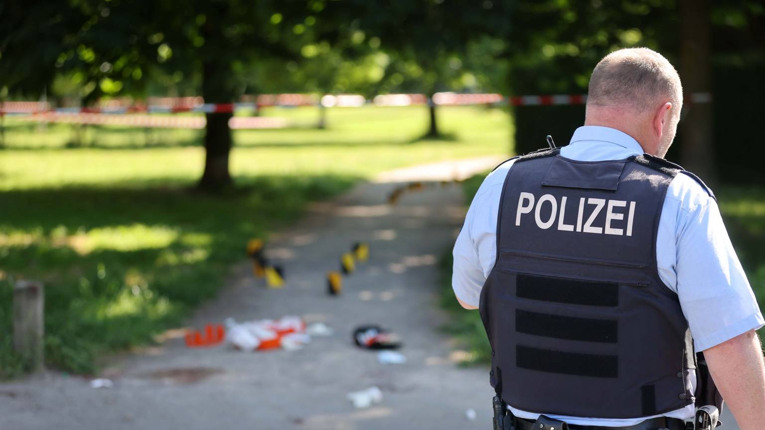 Ein Polizist steht am Tatort.
