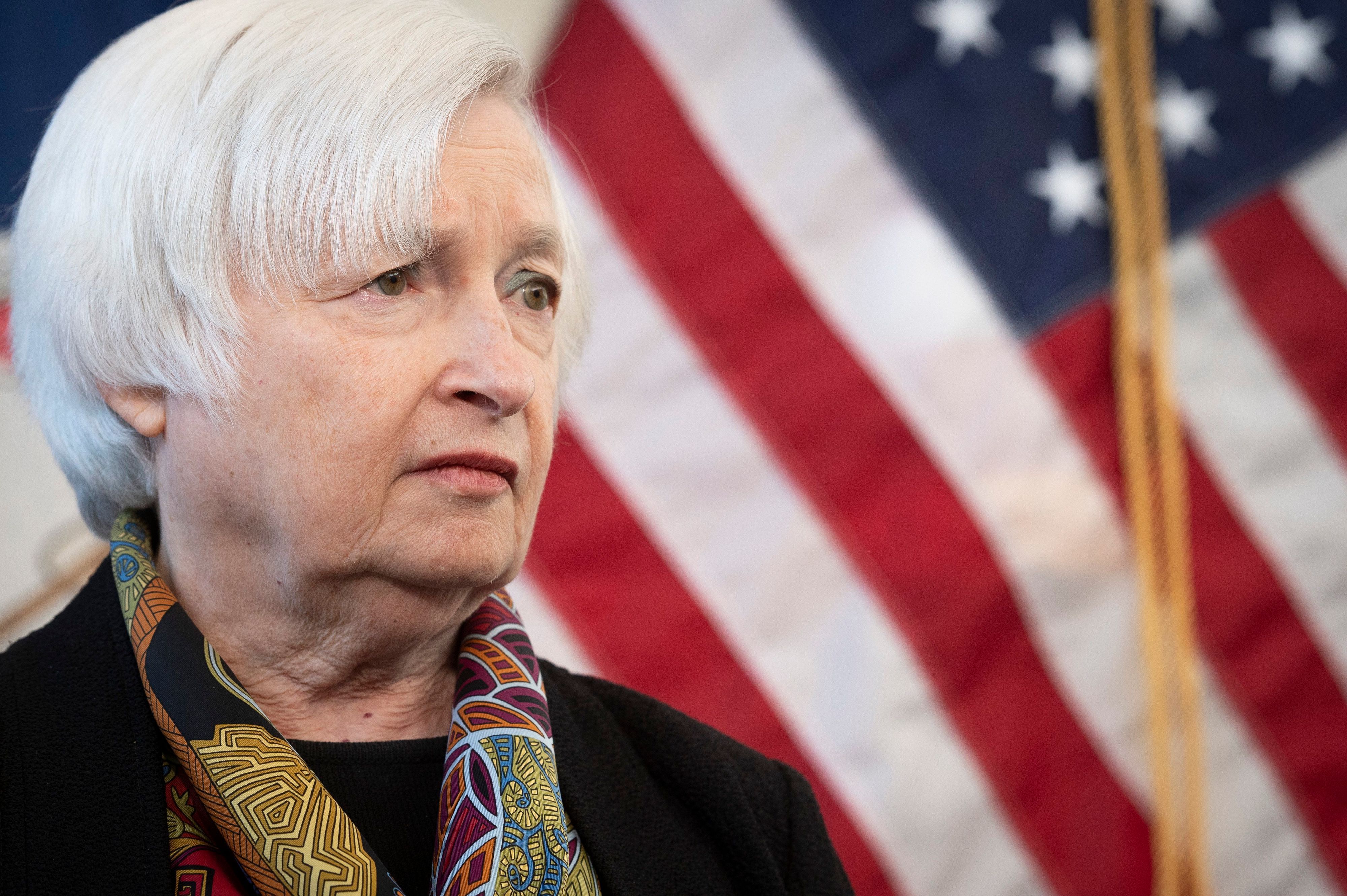 US-Finanzministerin Janet Yellen vor amerikanischer Flagge.