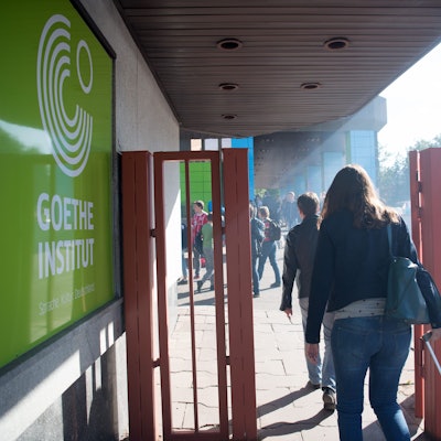 Menschen gehen in das Goethe-Institut in Moskau.