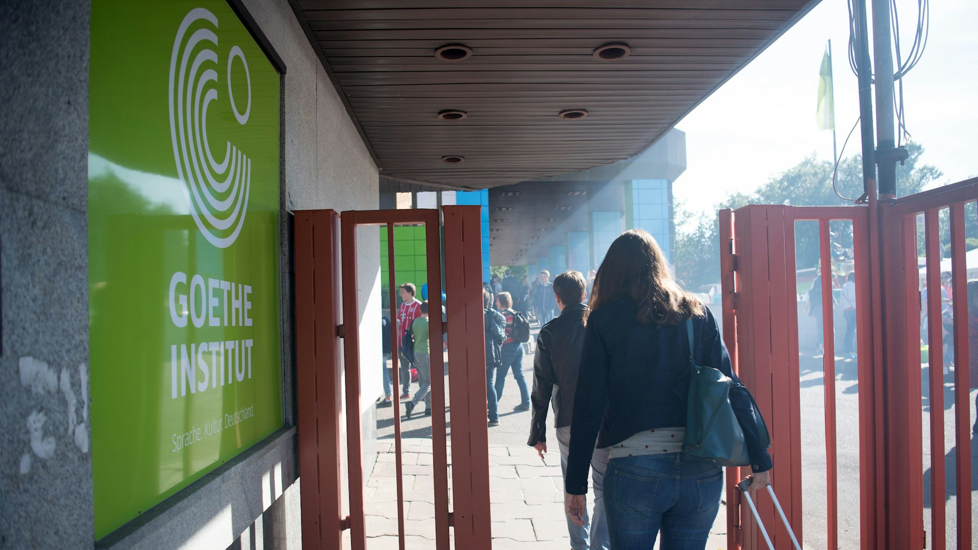 Menschen gehen in das Goethe-Institut in Moskau.