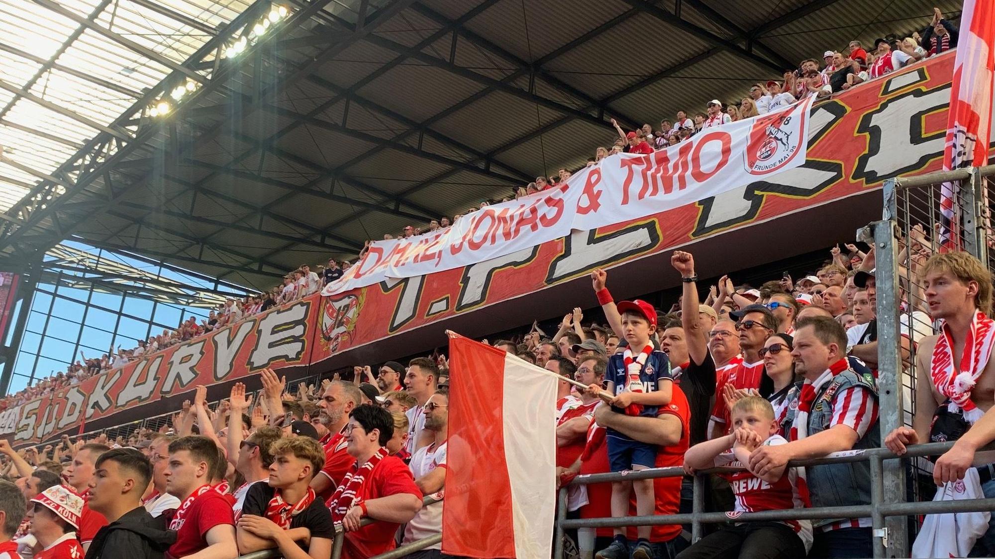 FC-Fans jubeln und klatschen.
