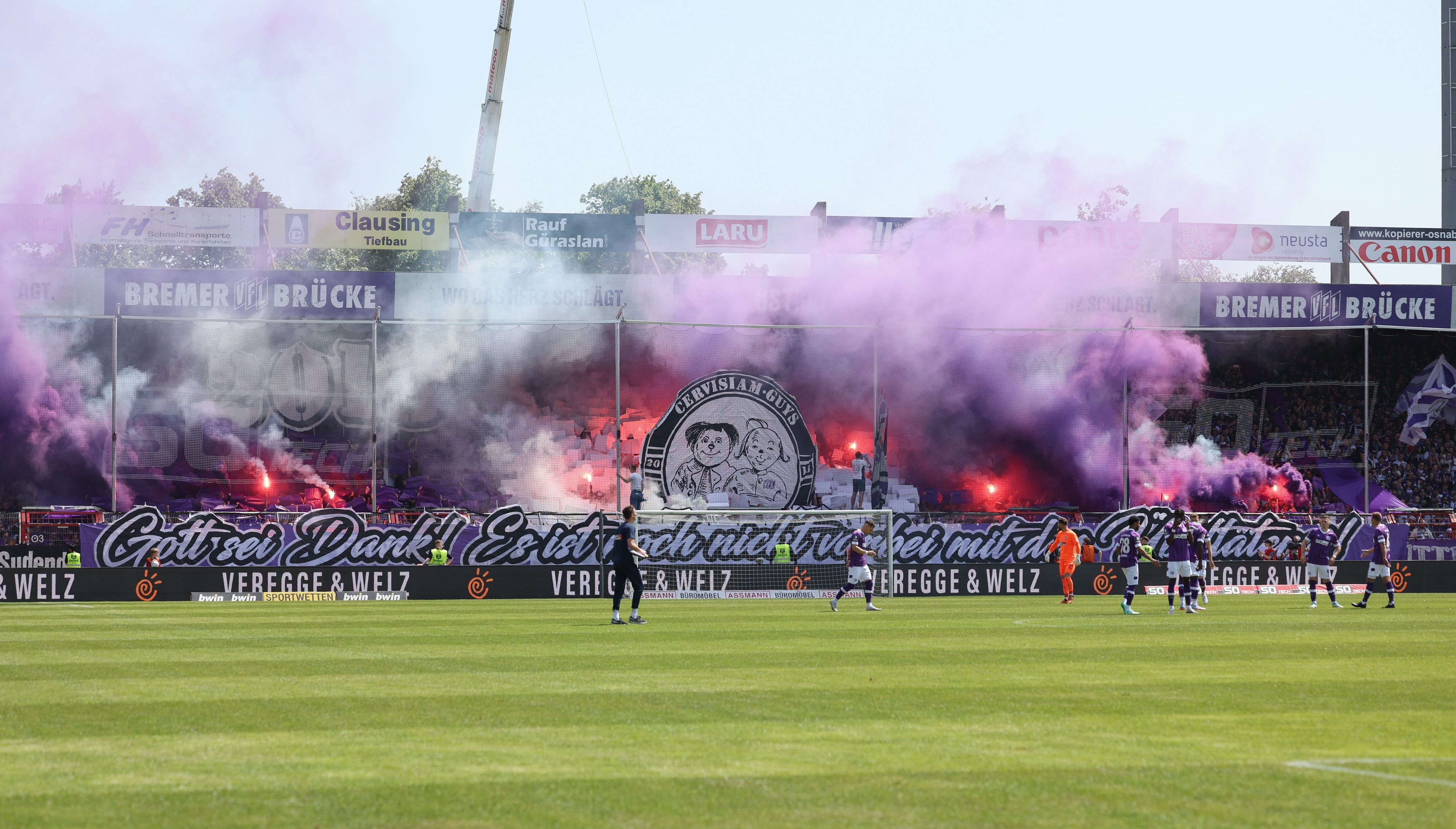 Osnabrücks Fans zeigen eine Choreographie mit bengalischem Feuer.