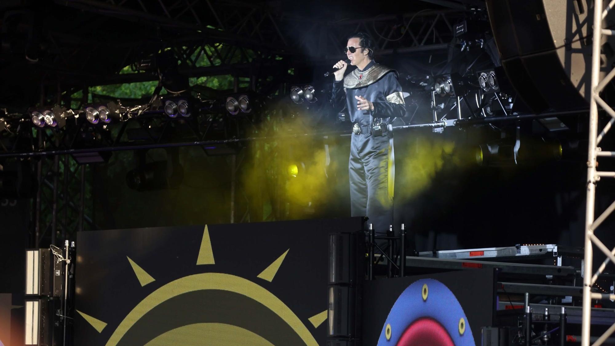 Alexander Marcus singt im Tanzbrunnen