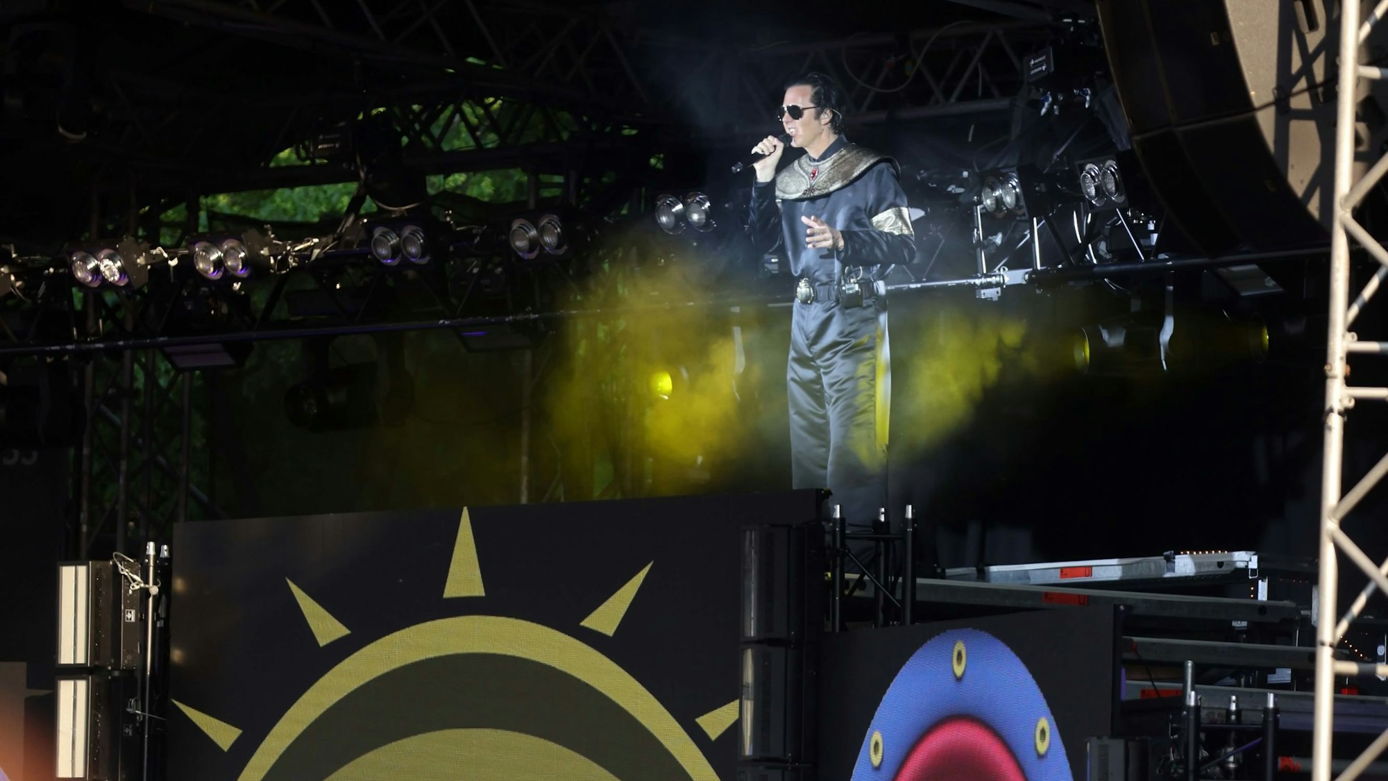 Alexander Marcus singt im Tanzbrunnen